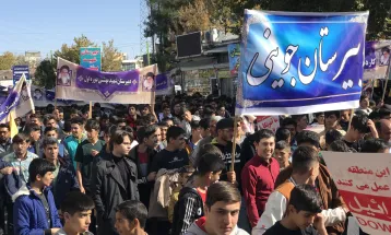 حضور پرشور دانش‌آموزان قوچان در راهپیمایی ۱۳ آبان