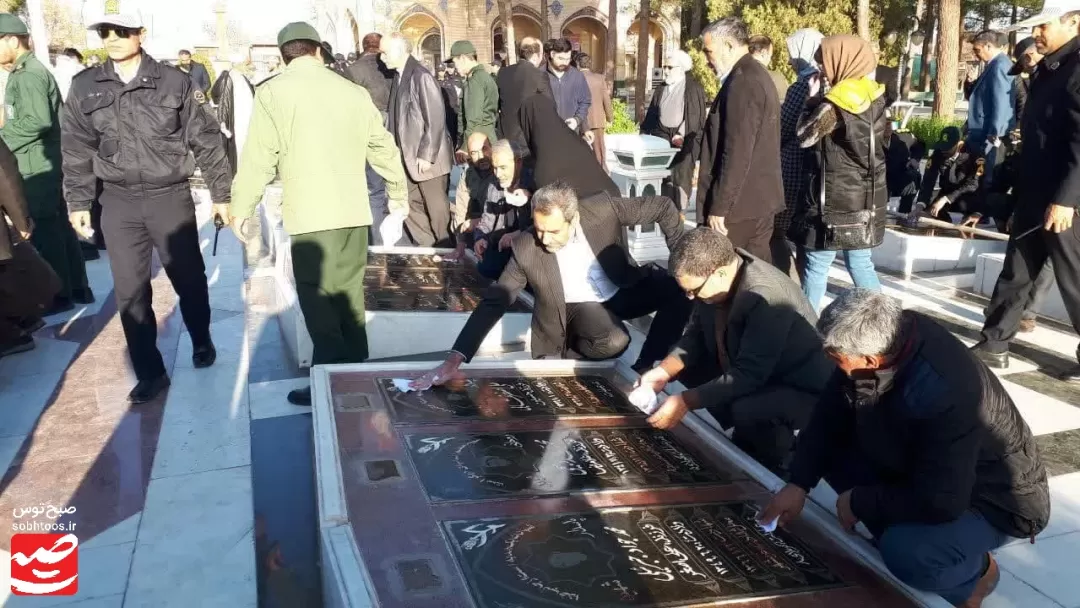 قبور شهدا در کاشمر عطرافشانی و غبارروبی شد