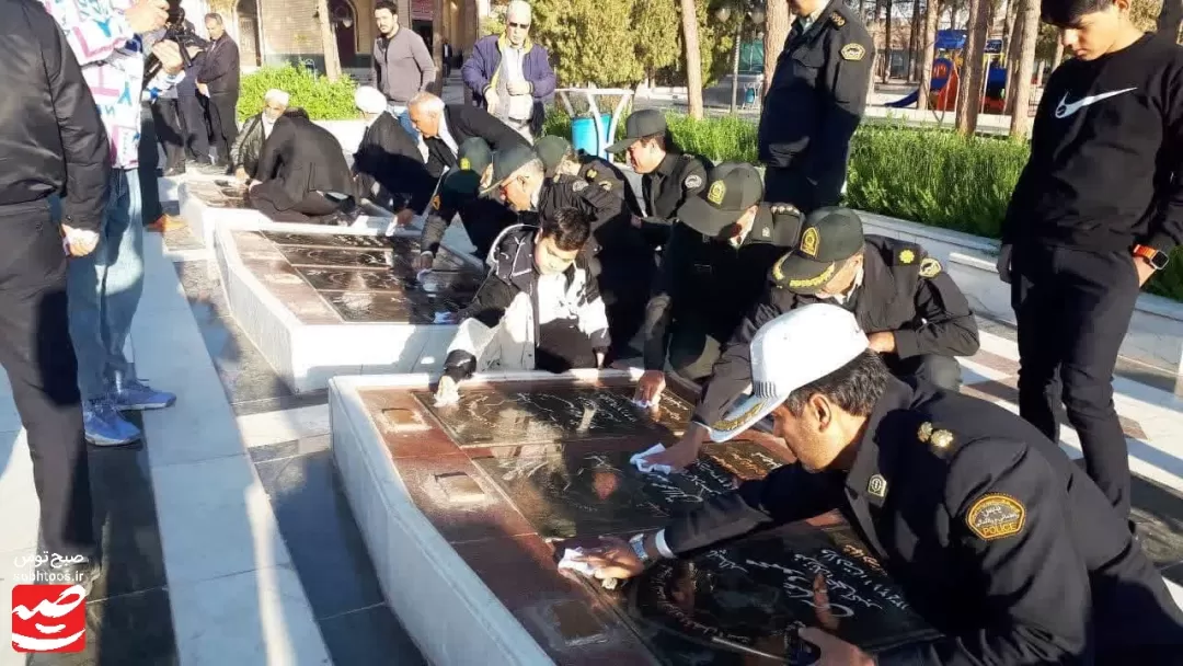 قبور شهدا در کاشمر عطرافشانی و غبارروبی شد