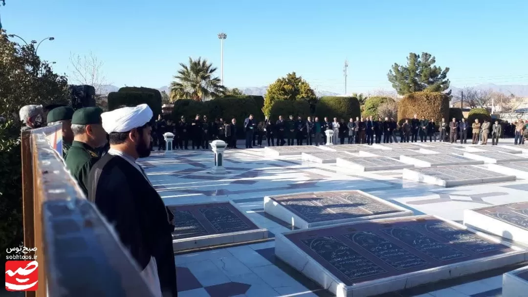 قبور شهدا در کاشمر عطرافشانی و غبارروبی شد