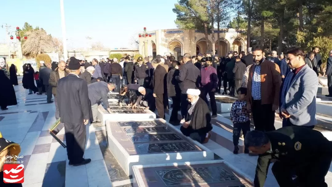 قبور شهدا در کاشمر عطرافشانی و غبارروبی شد