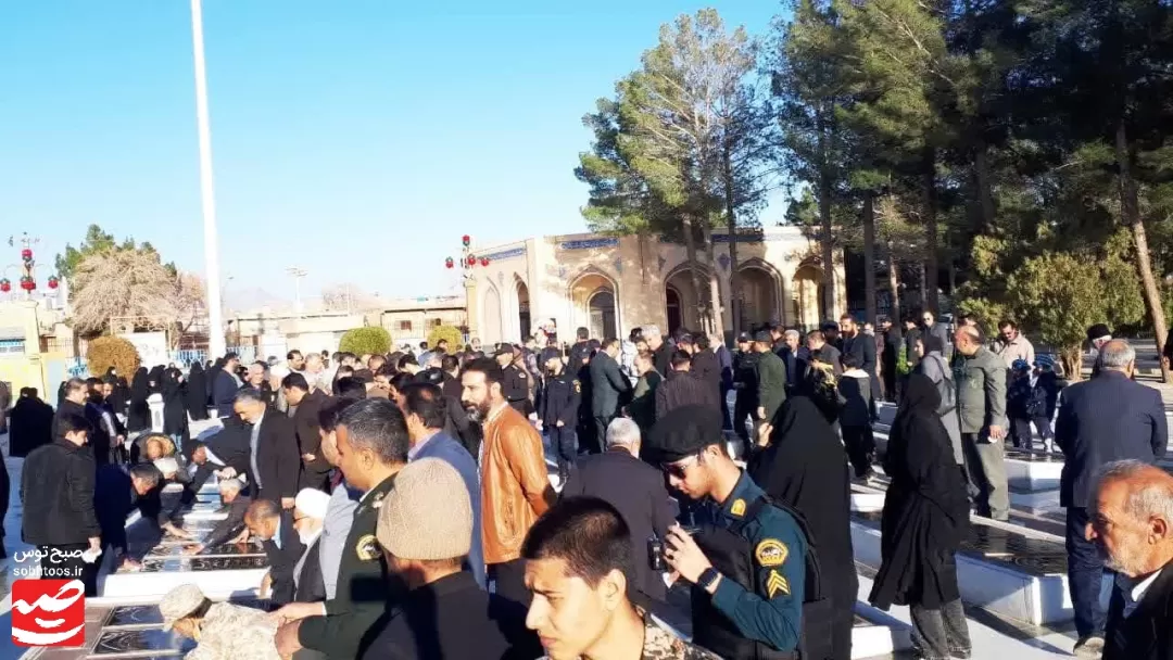 قبور شهدا در کاشمر عطرافشانی و غبارروبی شد