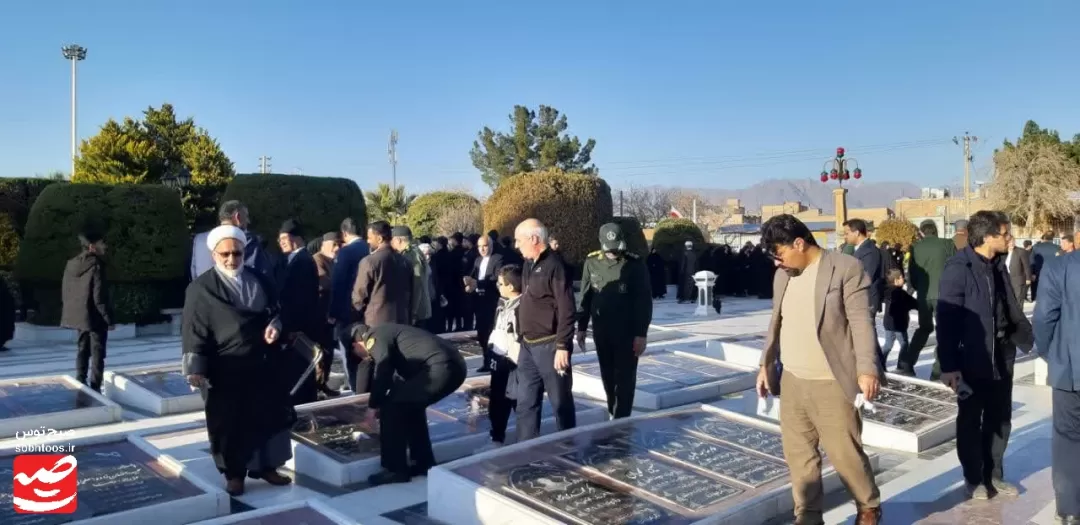 قبور شهدا در کاشمر عطرافشانی و غبارروبی شد