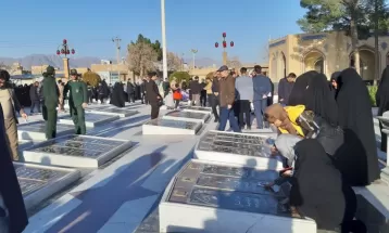 قبور شهدا در کاشمر عطرافشانی و غبارروبی شد