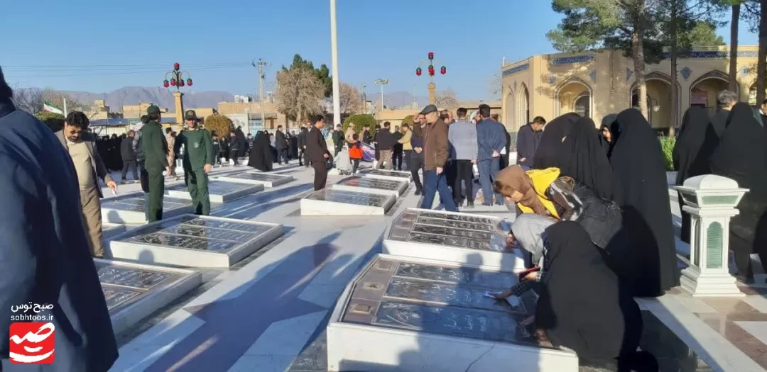 قبور شهدا در کاشمر عطرافشانی و غبارروبی شد