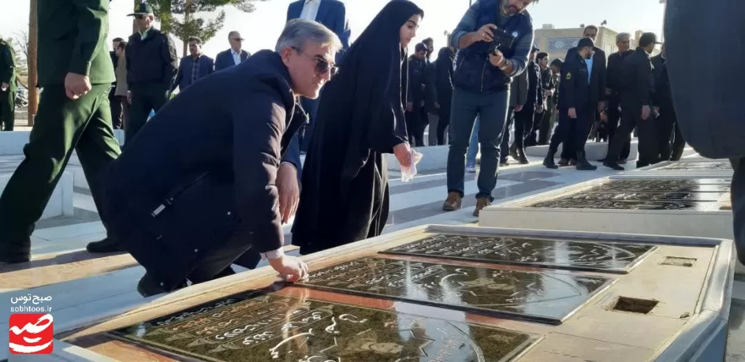 قبور شهدا در کاشمر عطرافشانی و غبارروبی شد