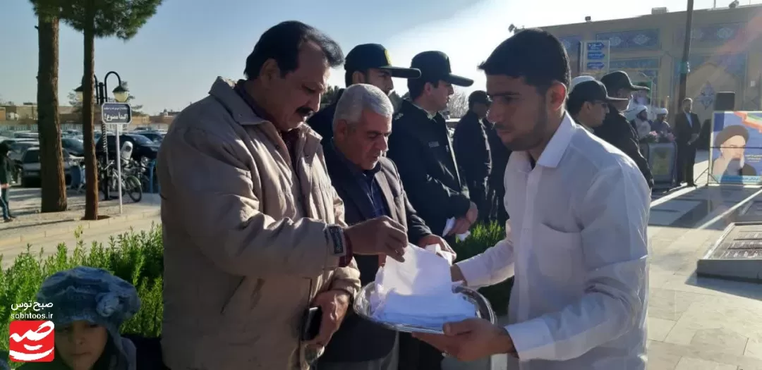 قبور شهدا در کاشمر عطرافشانی و غبارروبی شد