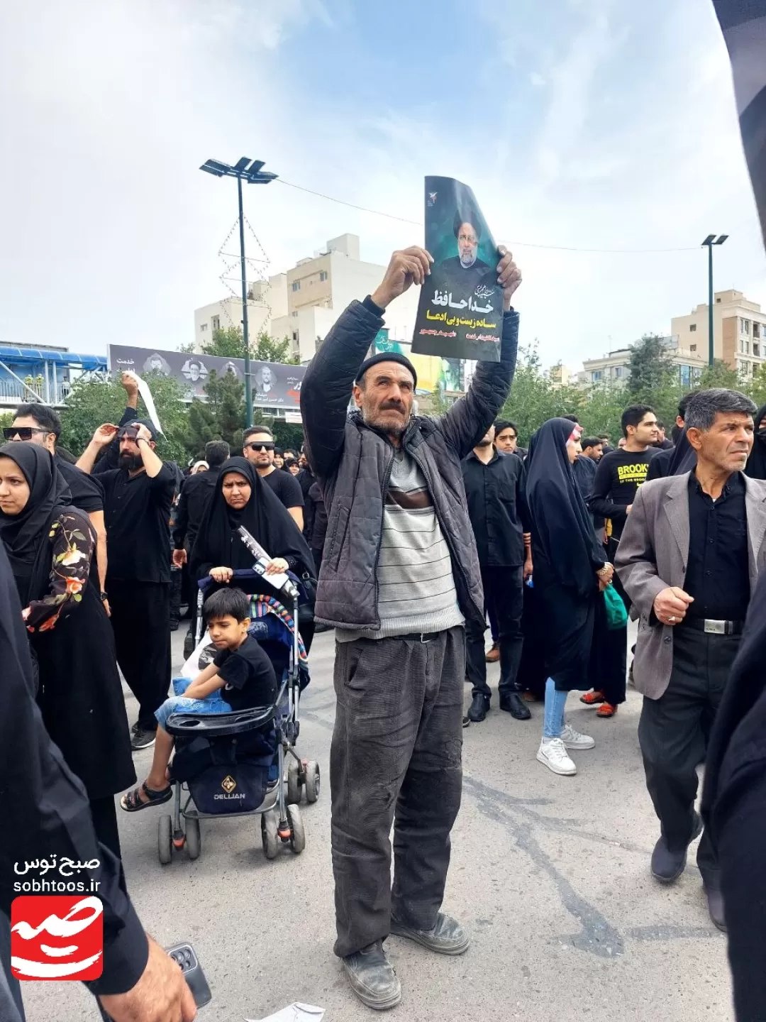نمایی دیگر از تشییع شهید جمهور در مشهد