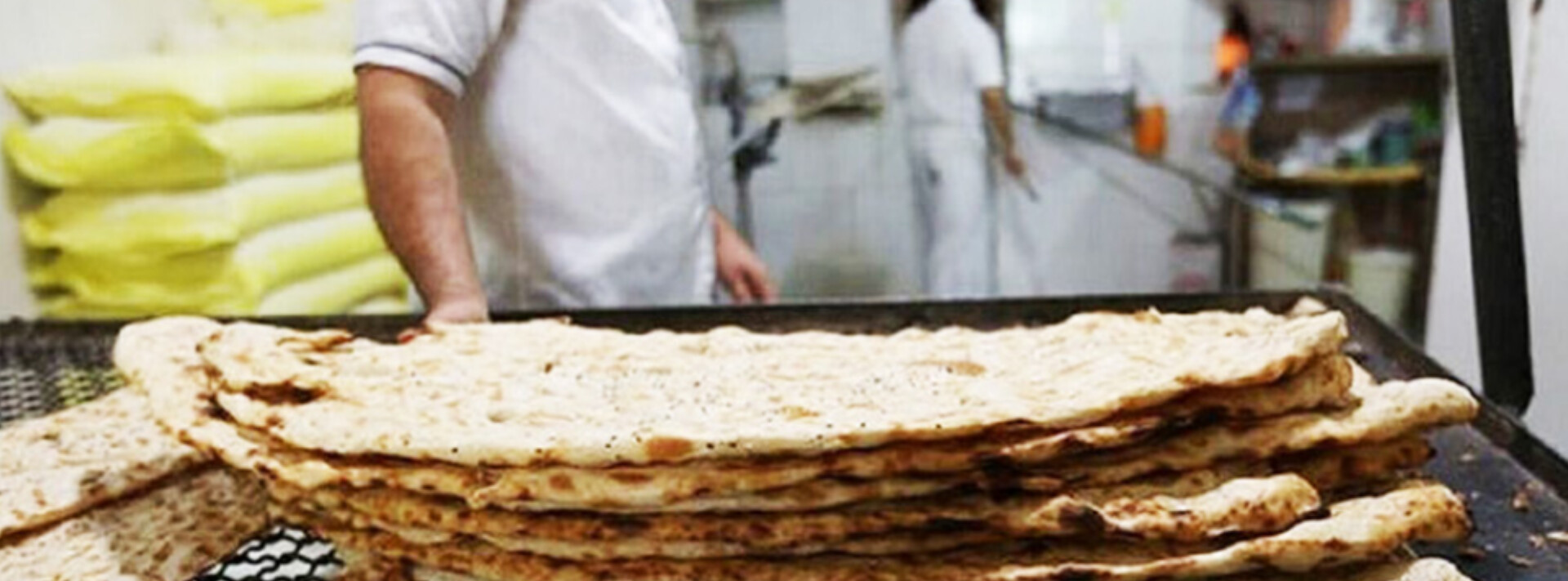 پخت رایگان نانوایان فیروزه برای زائران تشییع رهبری