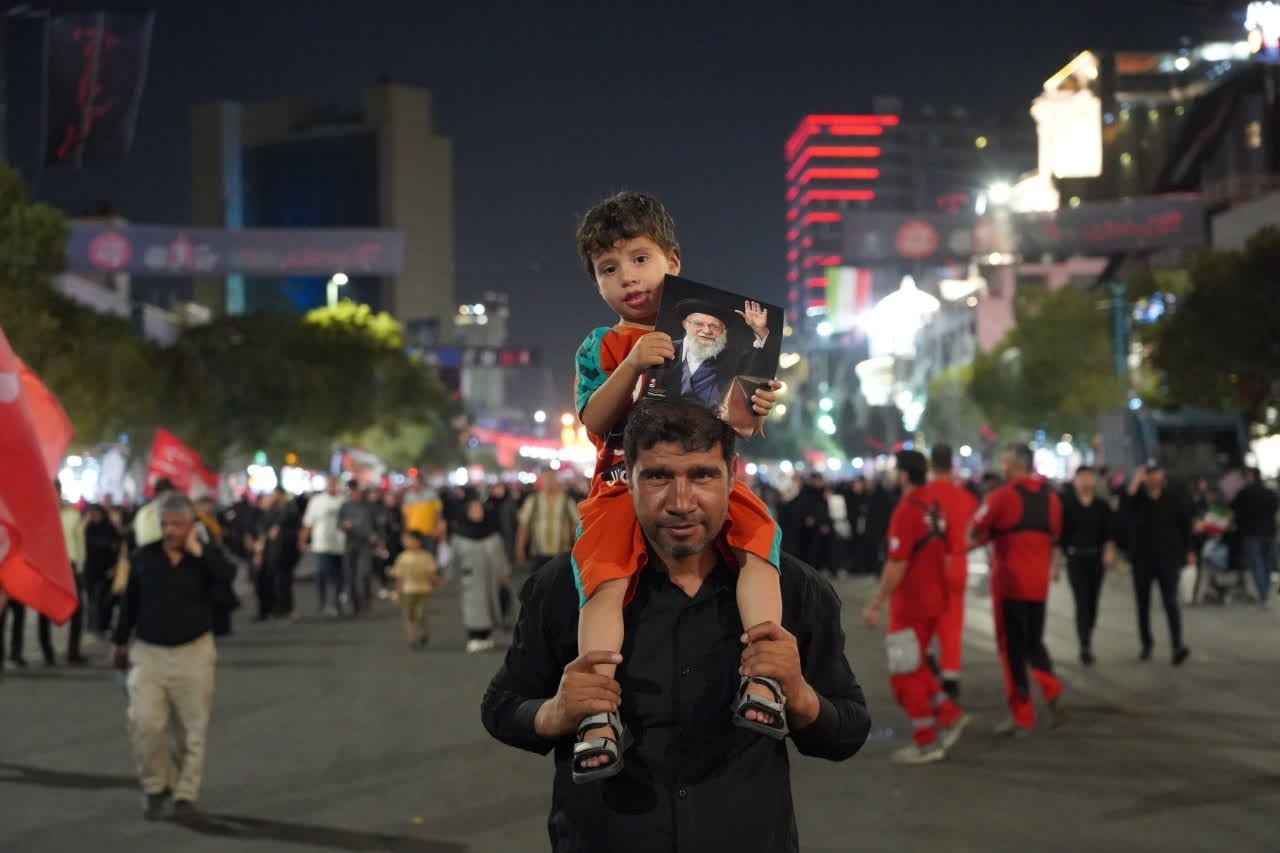 مشهد پروانه‌وار دور علی می‌گردد