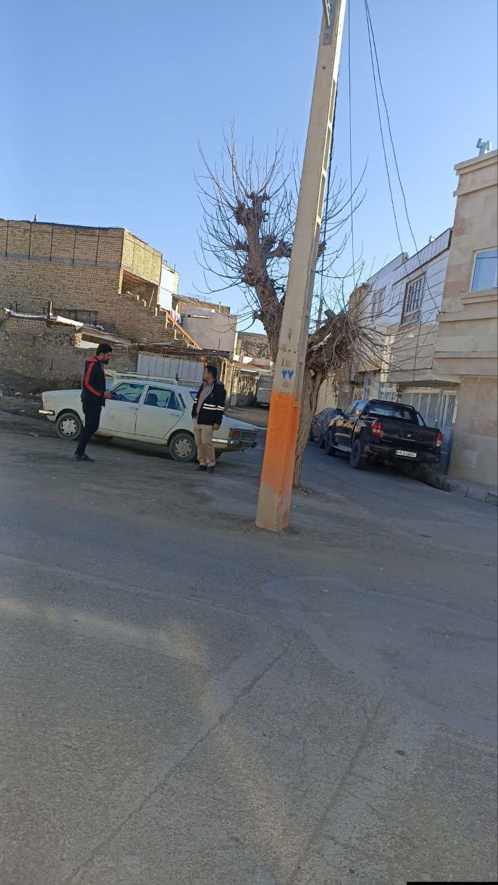 ۸ ماه انتظار برای جابجایی تیرهای برق