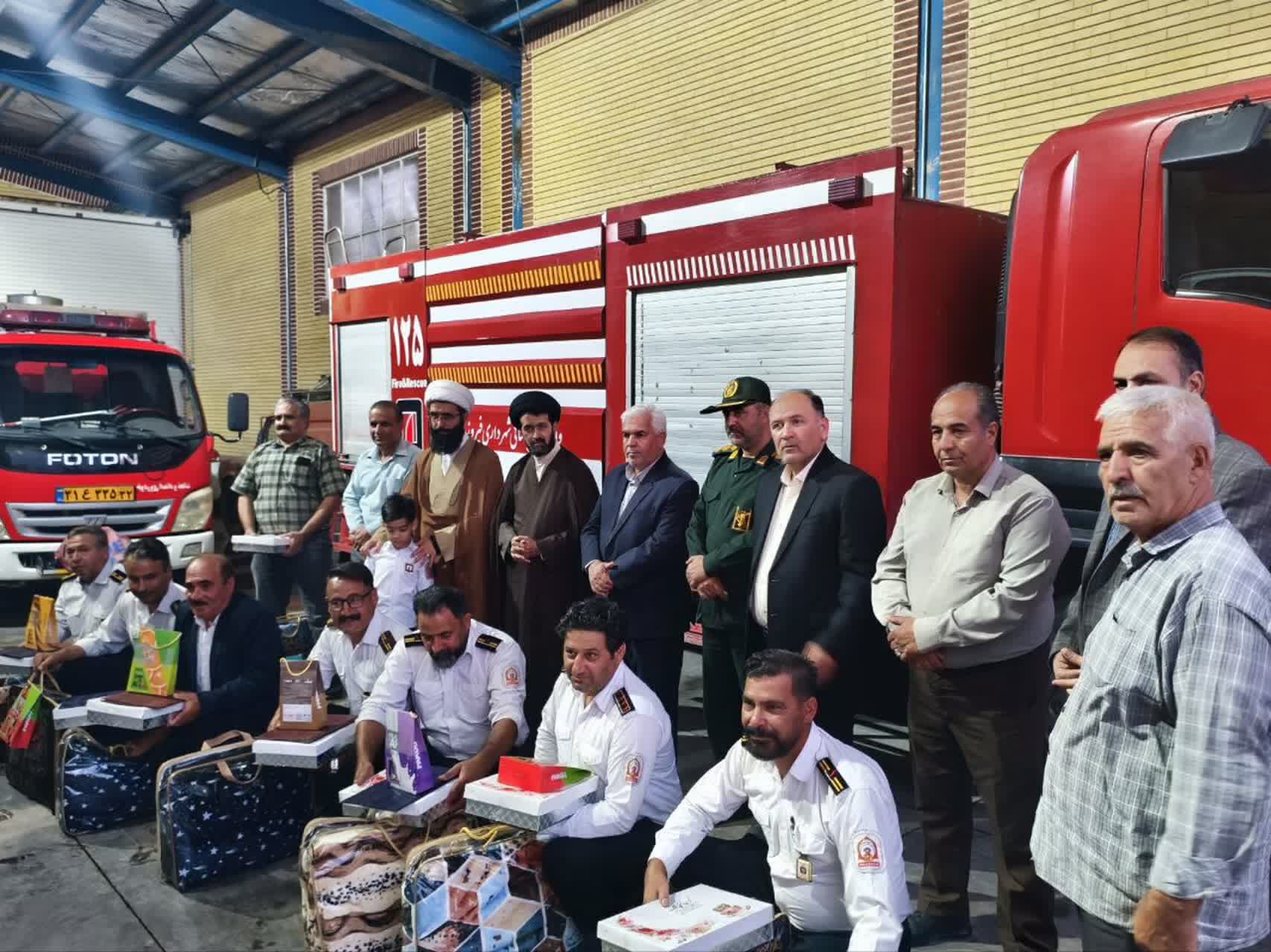 تجلیل مسئولان فیروزه از آتش‌نشانان در روز ایمنی