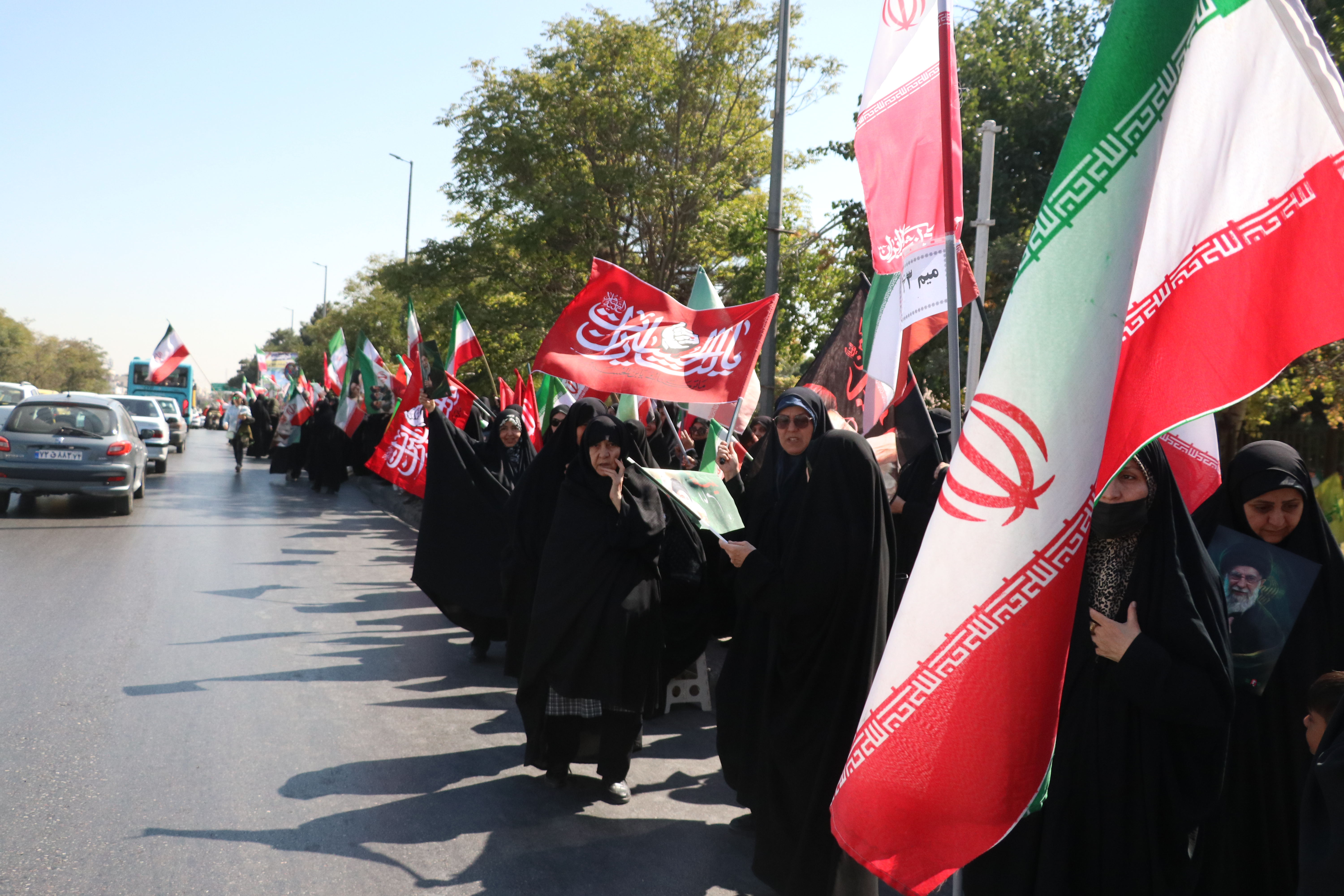 آغاز تشکیل زنجیره انسانی در مشهد