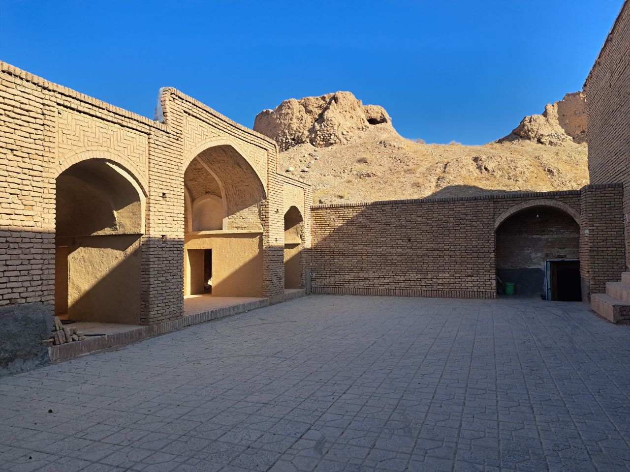 صومعه مزار؛ جاذبه‌ای شگفت‌انگیز در دل کوه‌های بجستان