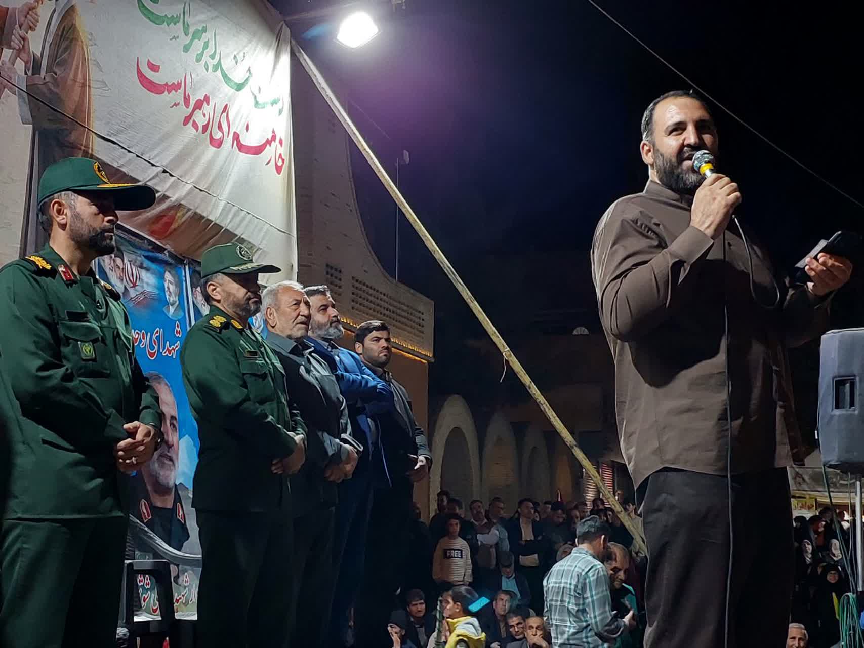 حضور در میدان  با تفکر و آگاهی باشد