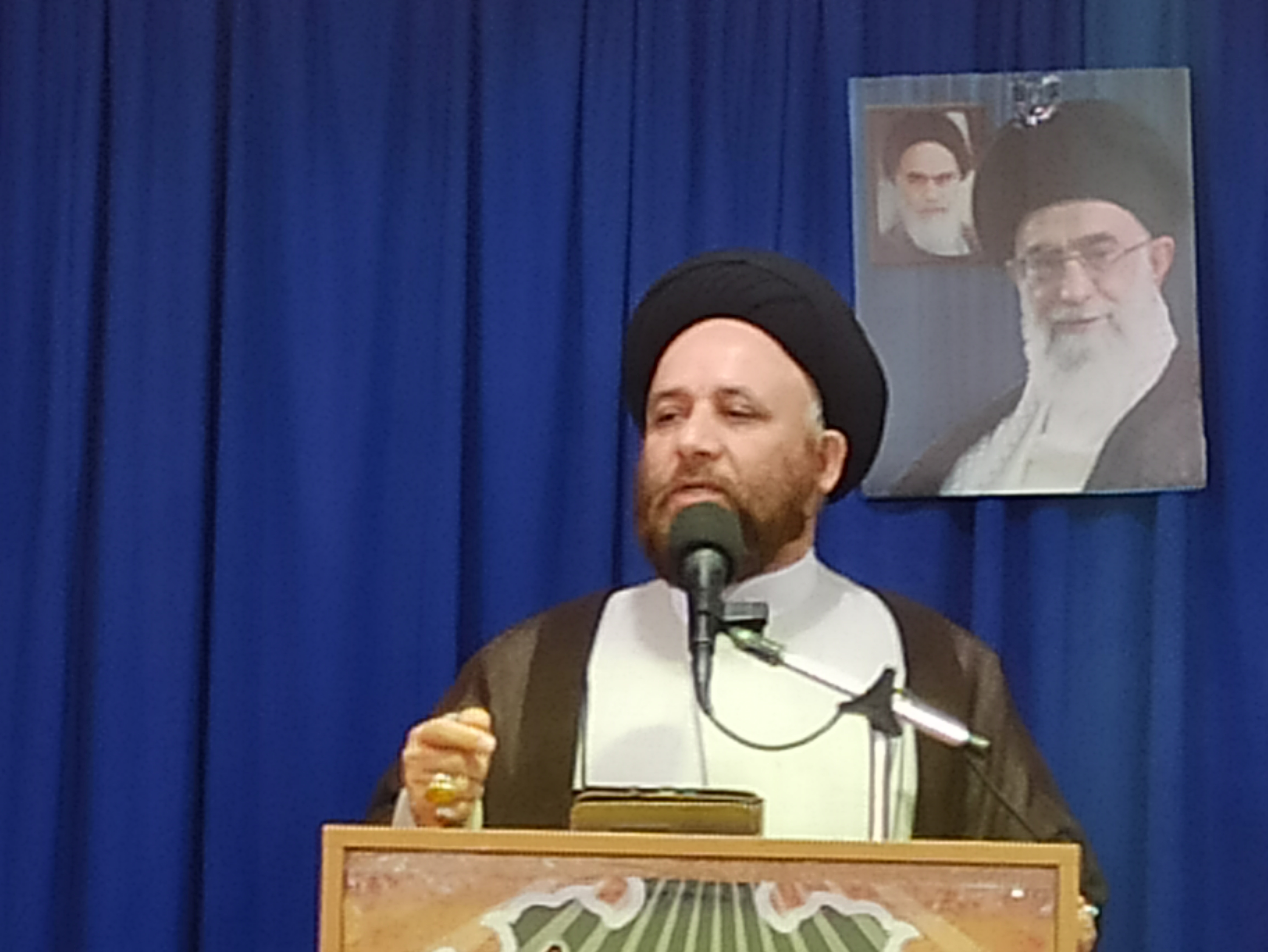 مسئولان زمینه را برای سرمایه‌گذاری و تولید فراهم کنند