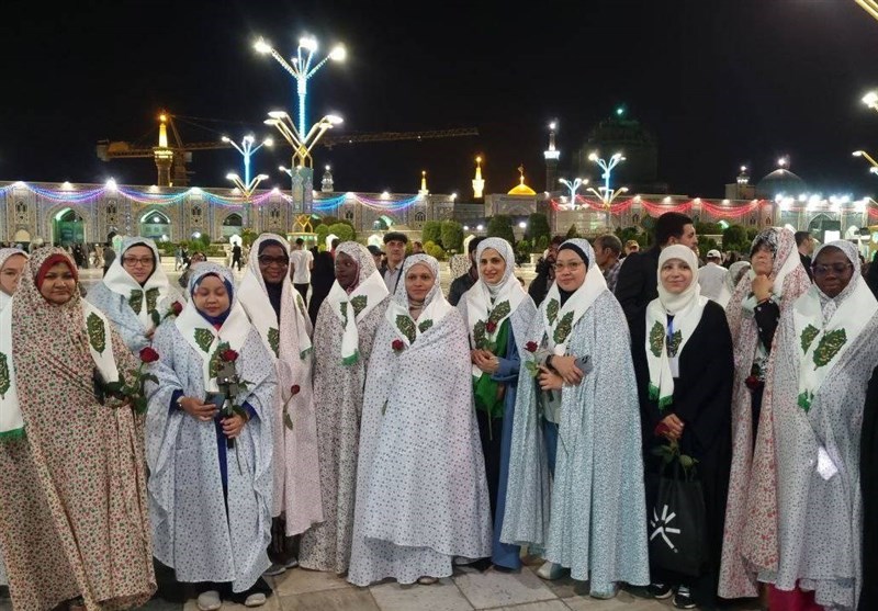 تشرف ۱۰۰ خبرنگار از ۴۱ ملیت به حرم امام رضا(ع)