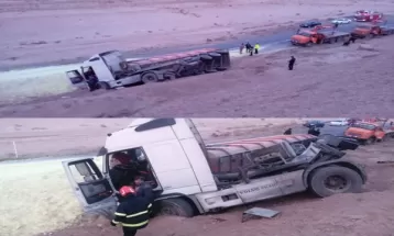 واژگونی تریلی حامل گوگرد در جاده سرخس