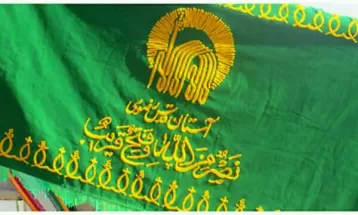 پرچم بارگاه رضوی در آستان برادر ایشان