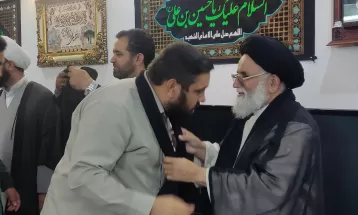 خادمان امام‌حسین شال عزای محرم به گردن انداختند