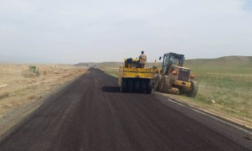 روکش آسفالت جاده روستای بغبغو سرخس تکمیل می‌شود