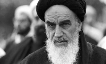 روحانی حوزوی در مقابل آخوندهای درباری