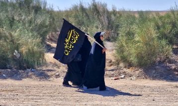 زائران پیاده سرخسی در راه حرم مهربانی‌ها