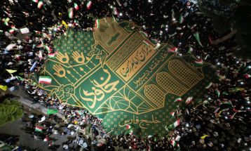 اکران ابر پرچم ایران امام رضا(ع) در کاشمر