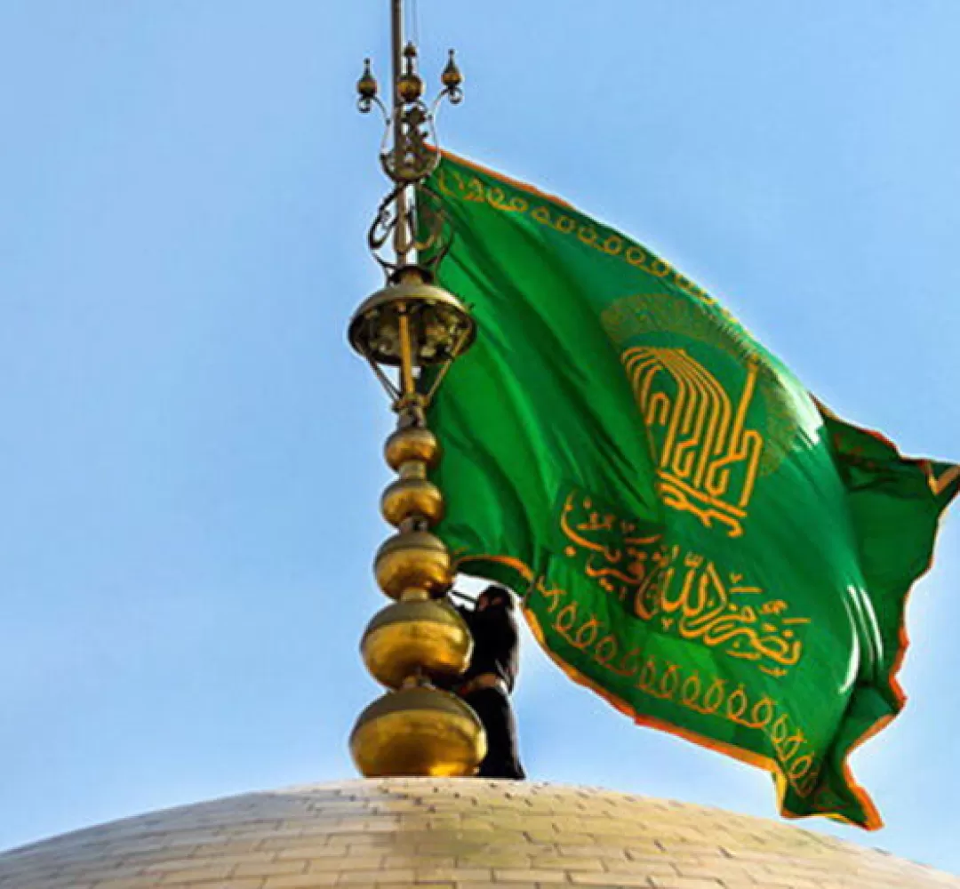 زیارتی از راه دور با پرچم بارگاه رضوی