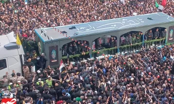 نمایی دیگر از تشییع شهید جمهور در مشهد