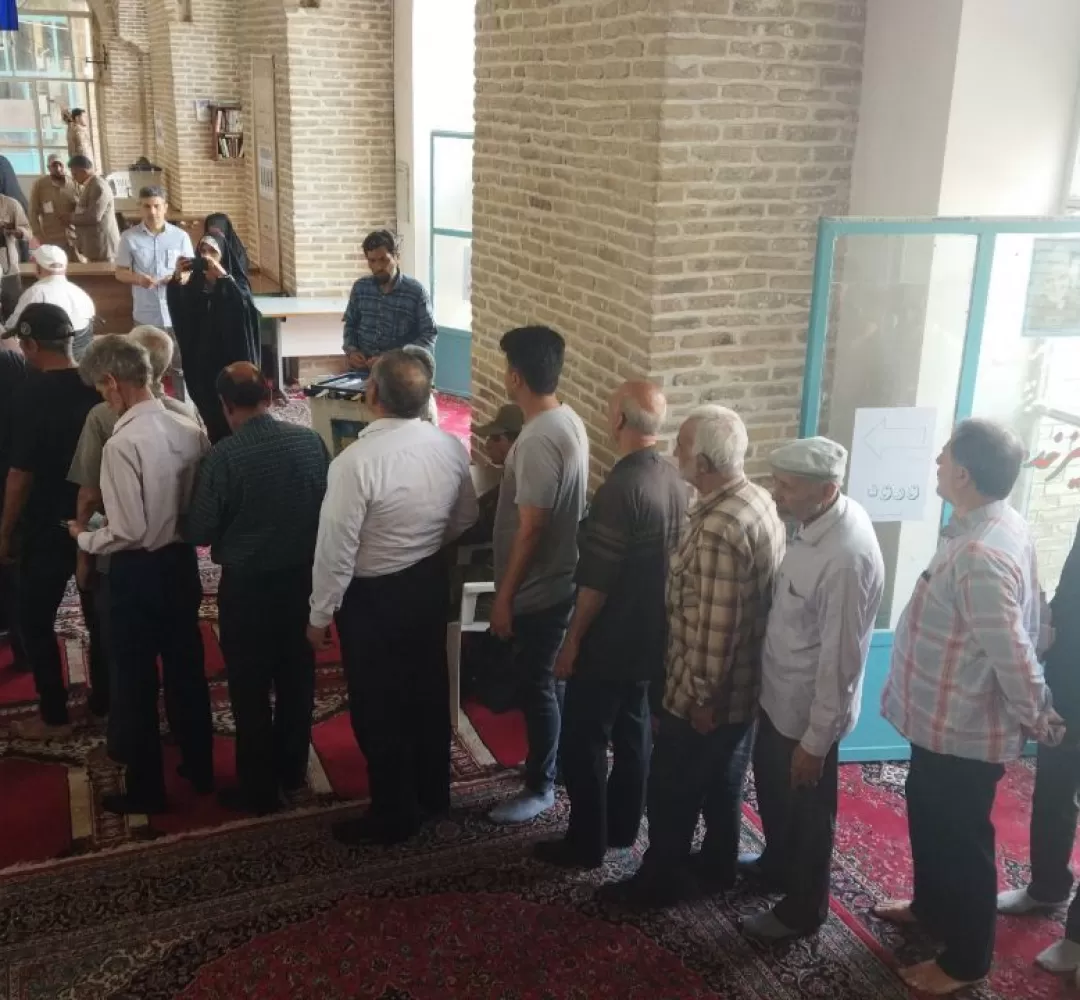 حضور مردم نیشابور در اولین ساعات رای گیری